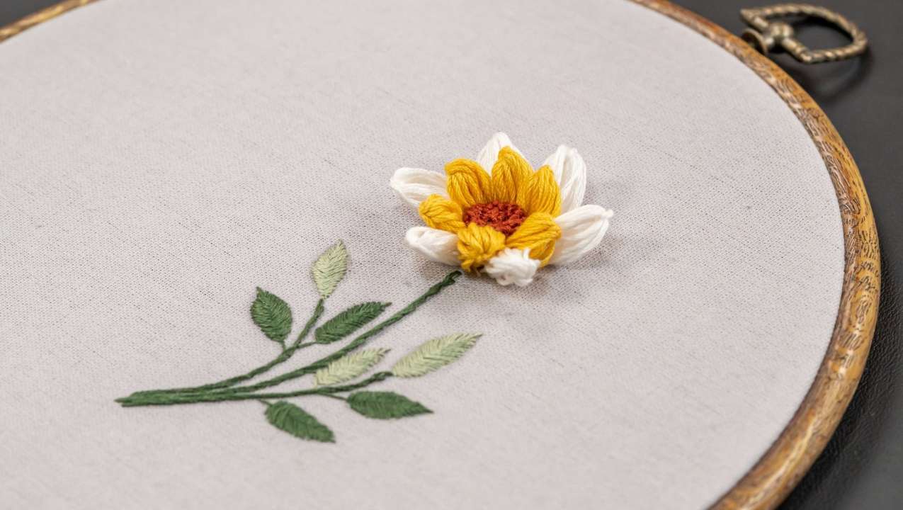 Vyšívaná květina